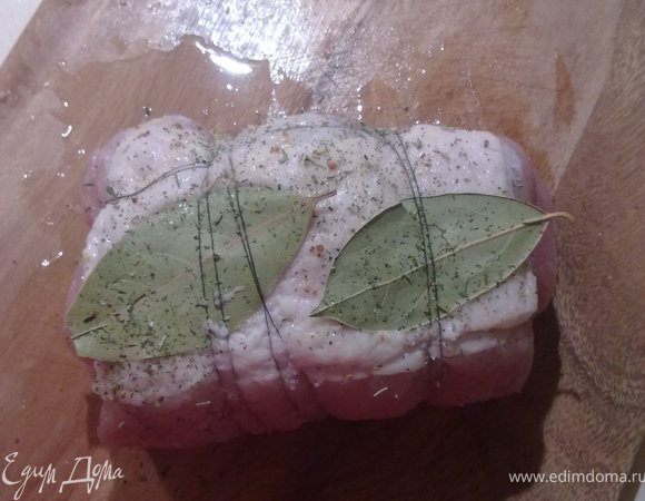 Выложить на мясо обжаренную смесь, свернуть рулетом. Завязать ниткой. Сверху вложить лавровый листочек и посыпать прованскими травами.