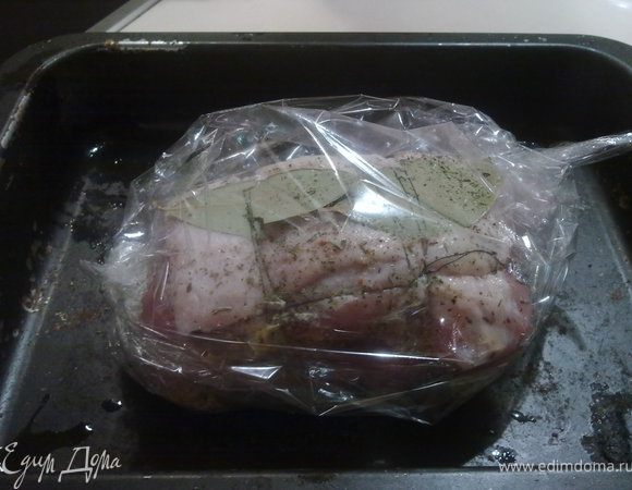 Положить мясо в рукав для запекания и поставить в предварительно разогретую до 200 градусов духовку на 1 час.