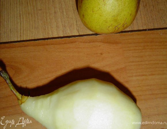 Очищаем груши, разрезаем пополам, удаляем сердцевину, веерообразно нарезаем ножом. Плодоножки не удаляем. Груши сбрызнуть лимонным соком. Слоеное тесто вырезать по очертанию груши, прибавив по всему периметру 2 см. Из оставшегося теста сделать листочки и прикрепить.На середину теста кладем ядро грецкого ореха, а сверху половинки груш, которые посыпаем сахарной пудрой. Слойки кладем на противень, застеленный бумагой для выпечки и выпекаем их при температуре 200 гр. 25 минут.
Пирожные подаем теплые.