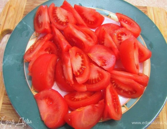 Нарежьте помидоры довольно крупно (я нарезал каждый на дольки, как для салата).