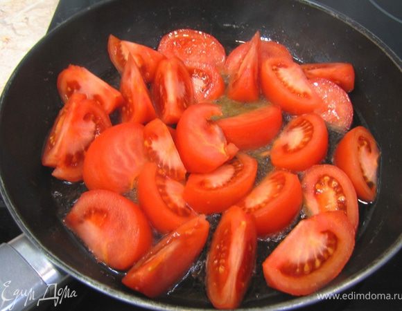 Нагрейте растительное масло на среднем огне в сковороде. Для вкуса туда же можно положить кусочек сливочного масла. Выложите помидоры и жарьте их несколько минут. Посолите помидоры. Добавьте сахар и лимонный сок, если надо. Можете добавить щепотку тимьяна.