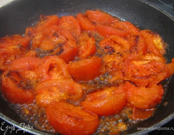 Переверните их и жарьте еще несколько минут. Перемешайте помидоры с выделившимся соком.