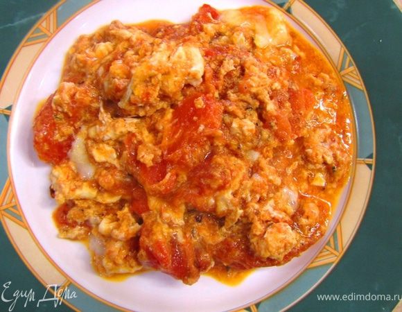 Накройте крышкой, убавьте огонь до минимального и жарьте не больше 1 минуты. Сразу выложите яичницу в тарелки. Не старайтесь делать это аккуратно. Если не будет четкой структуры, яичница будет вкуснее. Посыпьте сверху свежемолотым черным перцем.