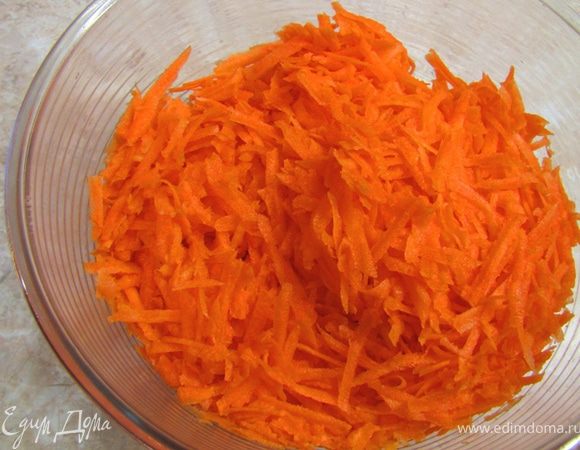 Почистите морковь. Натрите на крупной или мелкой терке. Я предпочитаю на крупной — так морковь интереснее (нет необходимости в орехах).