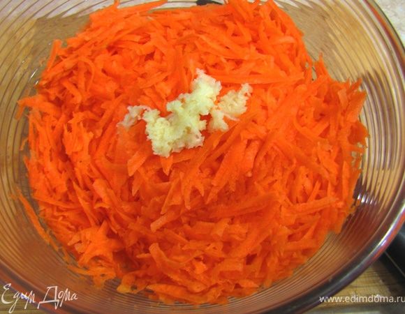 Ударьте плоской стороной ножа по зубчику чеснока так, чтобы кожица лопнула. Так будет легче ее снять. Снимите кожицу. Натрите чеснок на мелкой терке, т. к. этот способ лучше и равномернее распределит остроту и вкус чеснока по блюду.