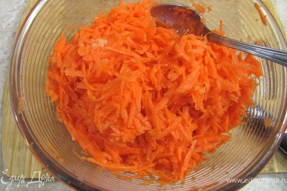 Несмотря на то, что морковь сама по себе сладкая, у нас она недостаточно сладкая. Поэтому я добавляю сахарный песок (очень редко ел действительно сладкую морковь). Посолите морковь. Посыпьте черным перцем и хорошо перемешайте.