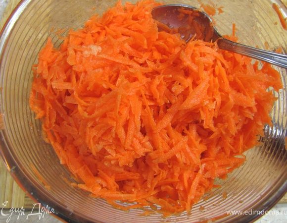Несмотря на то, что морковь сама по себе сладкая, у нас она недостаточно сладкая. Поэтому я добавляю сахарный песок (очень редко ел действительно сладкую морковь). Посолите морковь. Посыпьте черным перцем и хорошо перемешайте.