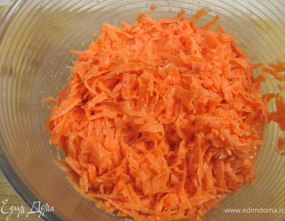 Положите сметану и еще раз очень тщательно перемешайте. Вначале вам будет казаться, что сметаны мало. Но вы перемешивайте дальше. Сметана должна покрыть морковь очень тонким слоем и ее практически не должно быть видно. Именно в таком виде она смягчит морковь, не забивая ее вкус. Полейте морковь лимонным соком и вновь хорошо перемешайте. Кислота лимонного сока сбалансирует сладость моркови и сахара и соленость соли. Дайте салату постоять хотя бы 10 минут. Такую морковь можно употреблять как закуску или как гарнир к мясным или рыбным блюдам.