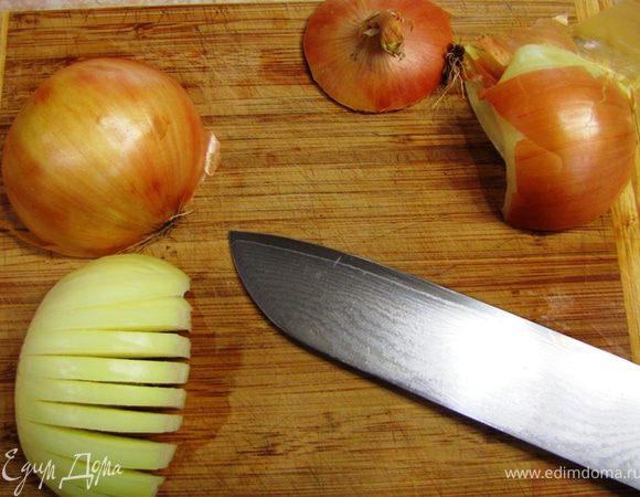 Для того, чтобы было легко нарезать лук кубиками отрежьте со стороны стрелки, затем разрежьте вдоль пополам, не очищая.
Теперь будет очень легко снять кожуру. Снимайте его вместе с верхним слоем лука, т.к. обычно он недостаточно сочный. Не срезайте попку, т.к. она будет держать слои, пока вы будете его нарезать. Разрежьте половинку лука вдоль как показано на фотографии.