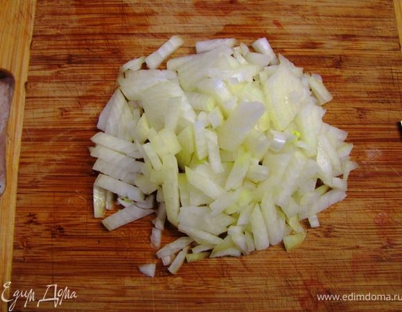 Режьте лук поперек, чтобы получились кубики. Оставшуюся попку выбросьте.