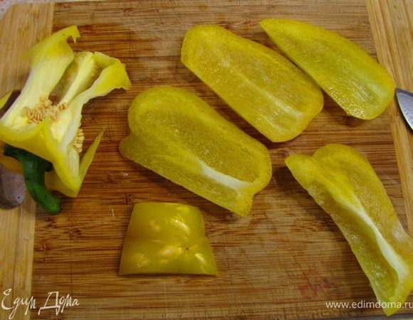 Чтобы легко было порезать сладкий перец, срежьте с боков части, затем срежьте с конца.
Удалите с кусочков белую часть.