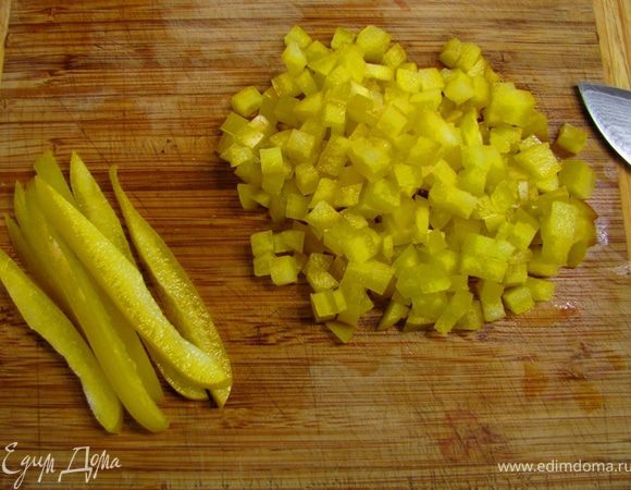 Нарежьте соломкой, а потом кубиками.