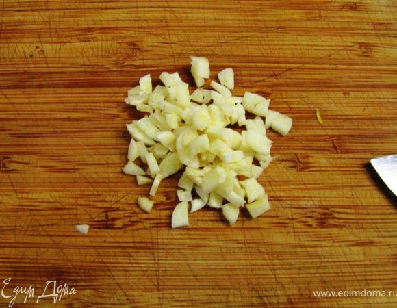 Срежьте попки и снимите кожицу.
Если хотите - удалите сердцевину. Говорят, что она плохо усваивается из-за нее запах изо рта. Не знаю, не проверял  
Порежьте чеснок не очень мелко.