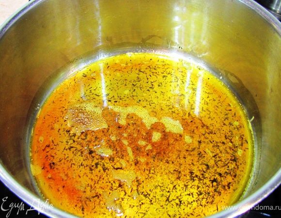 В большую неглубокую кастрюлю с толстым дном налейте растительное масло (можете использовать чугунную сковороду или казанок).
Нагрейте его на среднем огне.
Выложите в масло сушеный тимьян, куркуму и Гарам масала (последнюю совсем необязательно, но с ней мне тоже очень понравилось).
Сделайте огонь ниже среднего. Обжарьте пряности в течение пары минут. Не кладите на этом этапе черный перец, иначе он придаст блюду горечь (не путать с остротой).