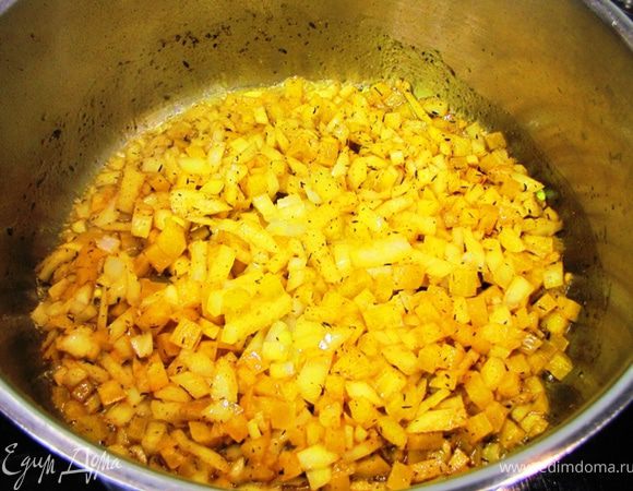Положите в кастрюлю чеснок и буквально через 10 секунд лук со сладким перцем.
Обжаривайте смесь 10 минут, часто помешивая.