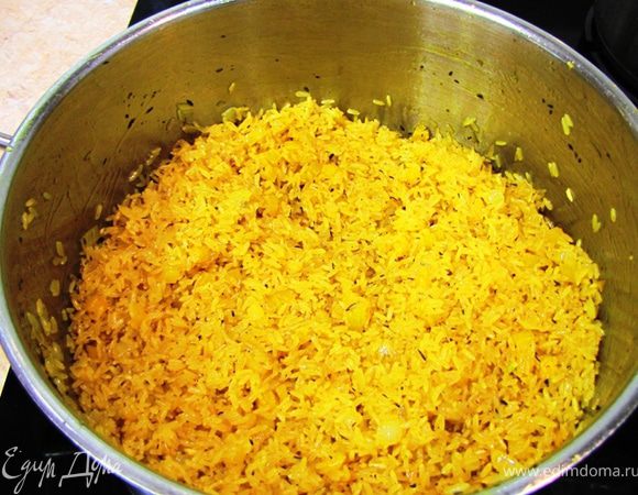 Промойте рис до прозрачной воды. Переложите в дуршлаг и дайте стечь воде, пока обжариваются овощи с пряностями.
Переложите рис в кастрюлю и обжаривайте (без воды) пока рис не станет прозрачным (около 5 минут). Не забывайте часто мешать, чтобы рис не прилип к кастрюле.