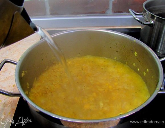 Как только рис станет прозрачным, прибавьте огонь до большого и влейте литр кипятка.