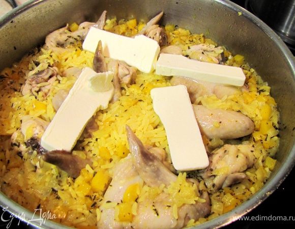 Посолите плов. 
Дождитесь чтобы жидкость закипела и убавьте огонь до минимального, накройте кастрюлю крышкой и варите 20 минут.
Выключите огонь, положите в плов сливочное масло, порезанное на куски и размешайте плов двумя вилками (ложки будут ломать зерна риса и плов станет некрасивым). Накройте крышкой и оставьте так еще на 10 минут.
Порежьте мелко зелень и посыпьте на плов.
Подавайте горячим.
