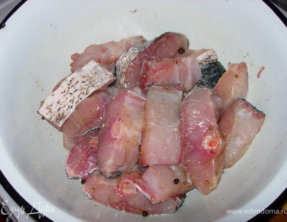 Добавляем специи (перец, кориандр, можно ваши любимые специи к рыбе), поливаем уксусом и заливаем 0,5 ст подсолнечного масла без запаха. Оставляем так на 30 мин.