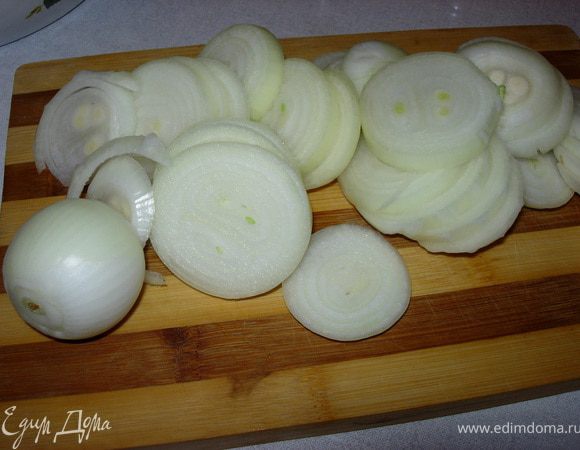 Тем временем режем кольцами лук.