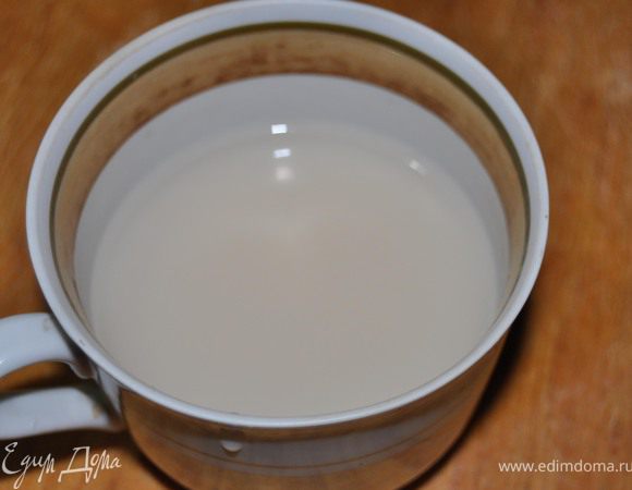 В чашке с водой растворить дрожжи.