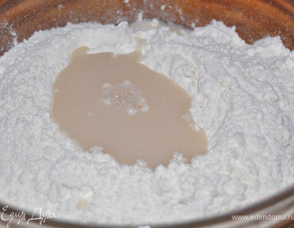 Дрожжи с водой и мукой смешать и замесить тесто.
