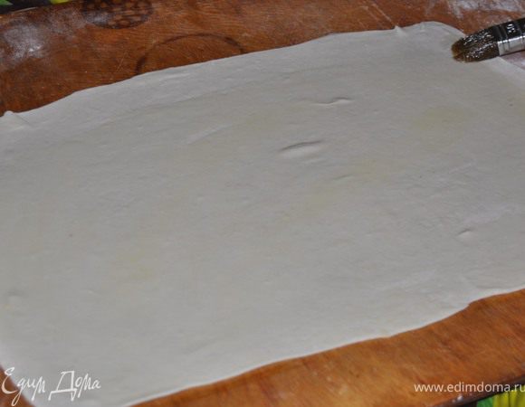 Возмем один кусок теста, раскатаем в тонкий лист и смажем растительным маслом.