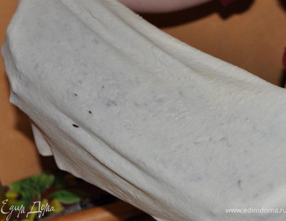 Затем растянем тесто руками, как можно тоньше.