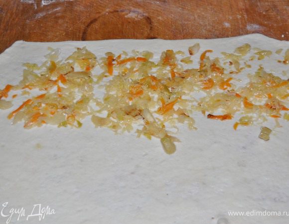 Получится тонкий, просвечивающий лист. На такой лист распределим начинку.