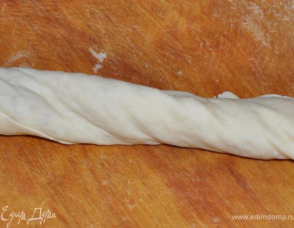 Левой рукой нужно держать один край рулета, а правой рукой прокрутить его.