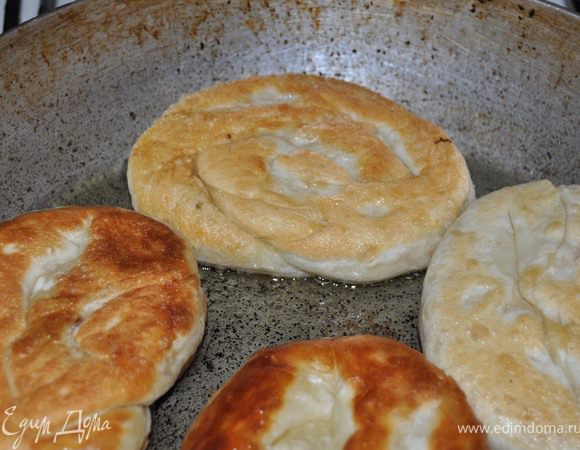 Сковороду с маслом разогреть, жарить плацинты на среднем огне.