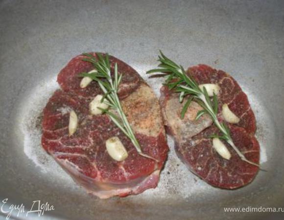 Кладем к мясу лавровый лист и розмарин. 