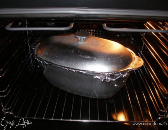 Накрываем кастрюлю фольгой и крышкой, ставим в разогретую до 180С духовку на 6 часов. Можно ставить на всю ночь, тогда блюдо будет готовится 8-9 часом при 140С. 