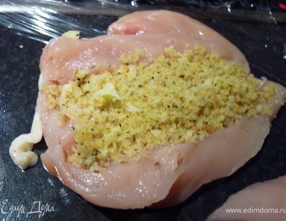 Выложить начинку на филейки и закрепить зубочистками 