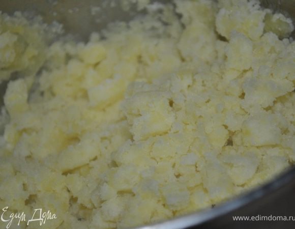 Картофель очистить, отварить до готовности, слить отвар (немного оставить в отдельной емкости), картофель истолочь. Остудить до приятного теплого состояния. Смешать с натертым сыром.