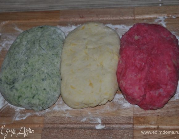 Картофель разделить на три части. В одну добавать свекольный сок, во вторую измельченный шпинат, в третью ложку-две картофельного отвара.
В каждую часть добавить по 2 ст.л. муки и замесить мягкое, приятное тесто.