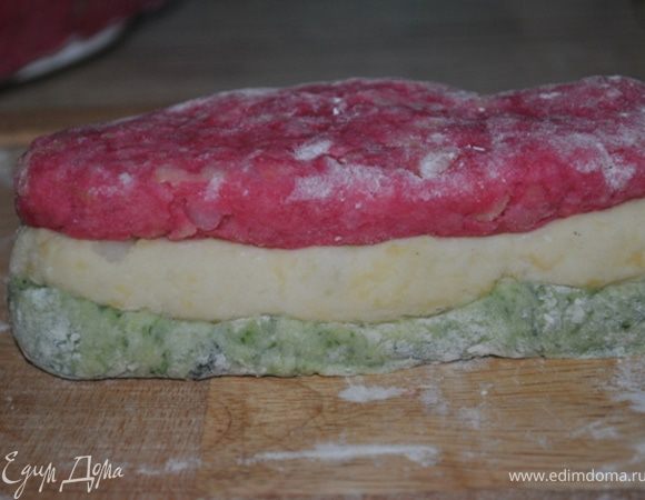 По 2/3 каждого цвета отрезать и отложить в сторону.
Из оставшихся кусочков сформировать одинаковые прямоугольники длиной 15 см, шириной 2-3 см, высотой 1 см.
Зеленый прямоугольник смазать картофельным отваром, положить сверху белый. Белый смазать картофельным отваром, положить сверху красный. Слегка придавить.