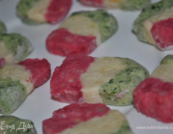 Нарезать острым ножом на кусочки шириной1 см.