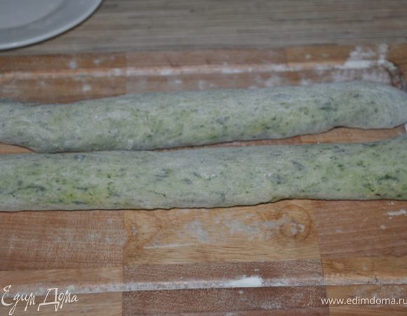 Притрушиваем лепешку мукой и раскатываем руками в тонкую "колбаску"