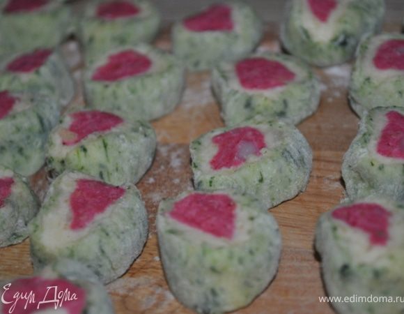 Острым ножом нарезаем на кусочки.