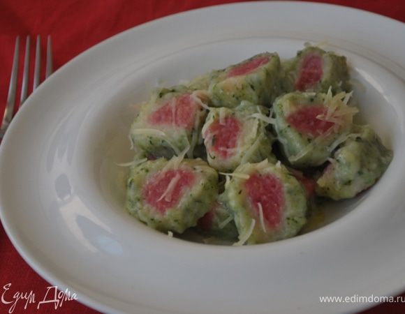 В кипящей подсоленной воде отвариваем ньокки: как только всплывут - готовы!