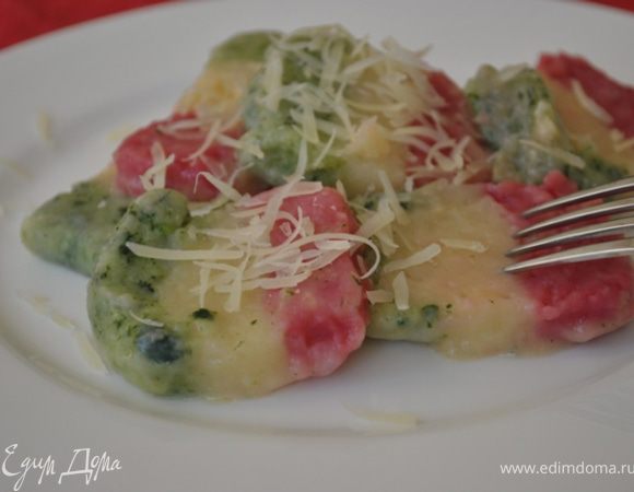 Горячие ньокки смазываем сливочным маслом, посыпаем пармезаном и подаем!

Buon appetito!