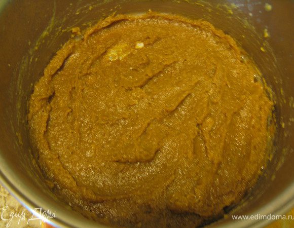 На среднем огне влага должна полностью выпариться. Лук превращается в кашеобразную массу коричневого цвета.