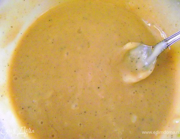 Сыр немного расплавить в микроволновке. Смешать все ингредиенты в миске. Перемешать.