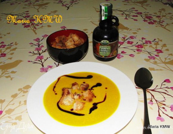 Подавая к столу украсить суп сухариками, зеленью, маслом тыкв. семечек и семечками тыквы. Приятного аппетита!