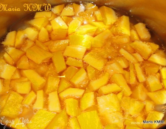 Тыкву очистить, порезать кубиками, добавить в кастрюлю к луку и чесноку. Залить это вином, приправить порошком кэрри, влить бульон и варить суп 30 минут. 