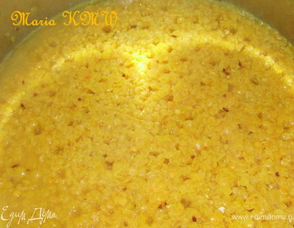 Чечевицу помыть, отварить с куркумой, кориандром и зирой в овощном бульоне, до готовности. Возможно подлить воды. ***Не солить пока варим, так как соль добавляется к чечевице в конце варки, иначе время варки увеличивается от 15 минут до 30.***