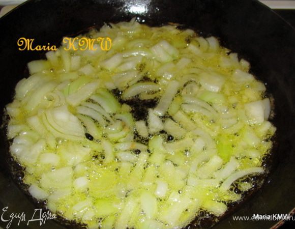 Пока чечевица варится, почистим, порежем и обжарим лук с сахаром, имбирем, и корицей на топленном масле.