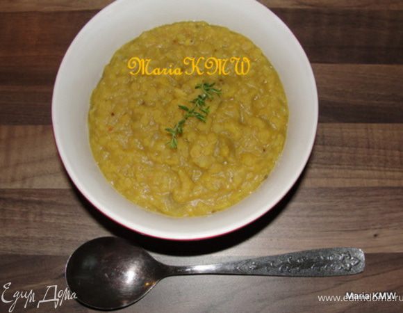 Смешиваем лук с чечевицей, приправляем перцем и солью. 
Сладкий и пряный лук придает интересный вкус этому блюду.
Приятного аппетита!