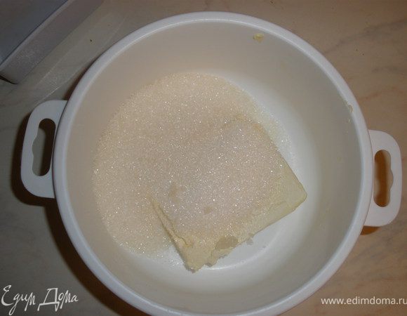 Масло растереть с сахаром до однородной массы.